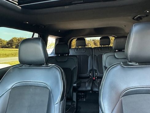 Used 2023 Jeep Grand Cherokee L Laredo image 13