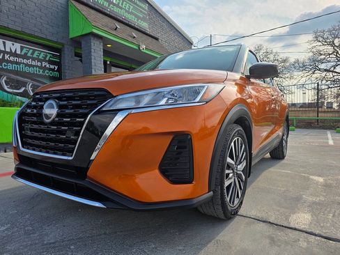 Used 2022 Nissan Kicks SV image 2