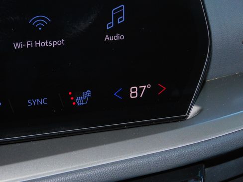 Used 2025 Chevrolet Traverse LT image 6