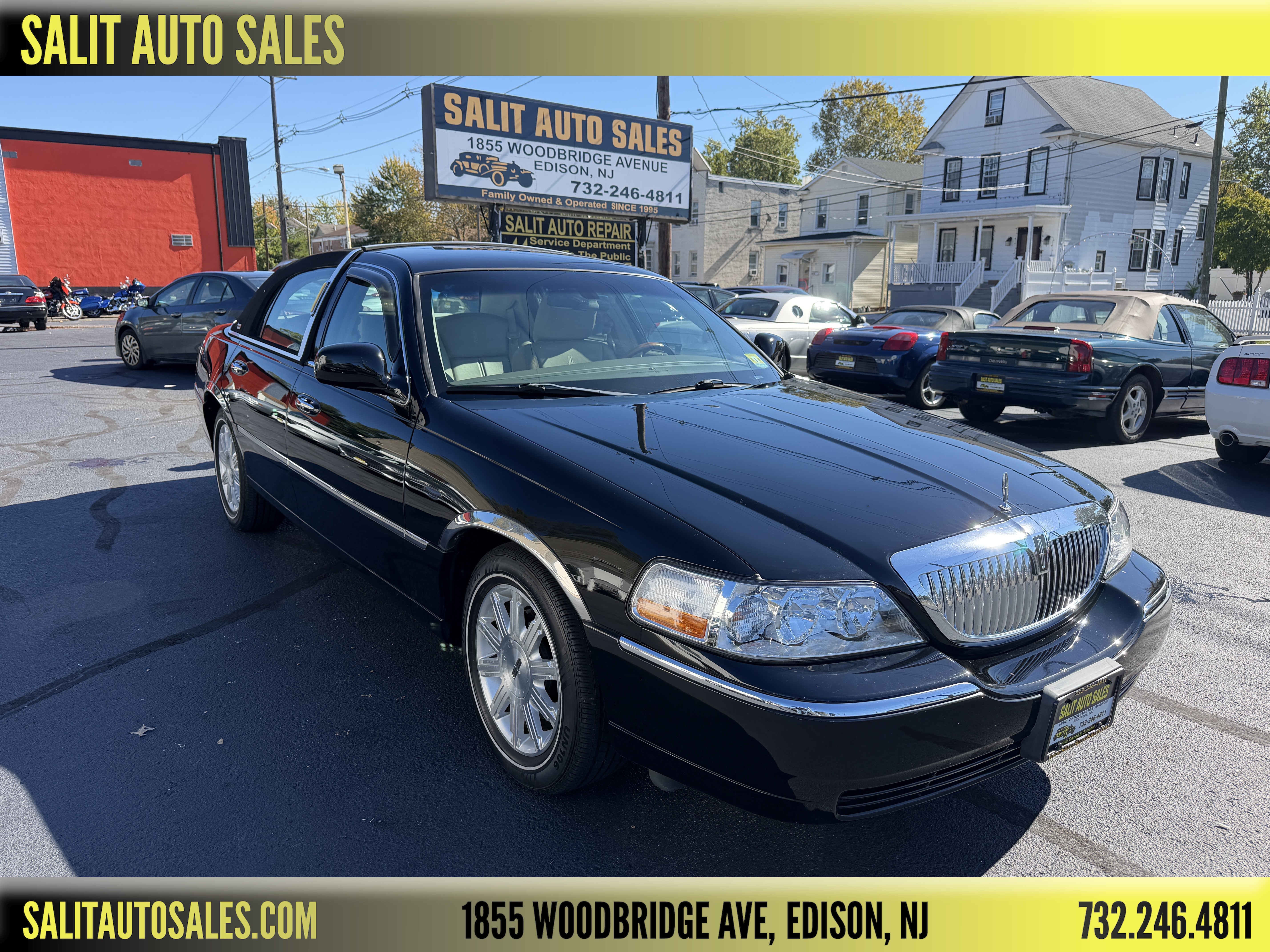 Used 2011 Lincoln Town Car Signature Limited RWD image 1