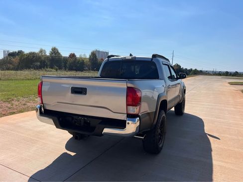 Used 2016 Toyota Tacoma TRD Off-Road image 8