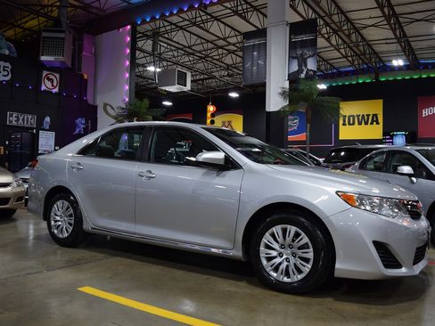 Used 2013 Toyota Camry LE image 13