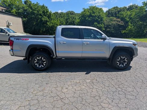 Used 2017 Toyota Tacoma TRD Off-Road image 7