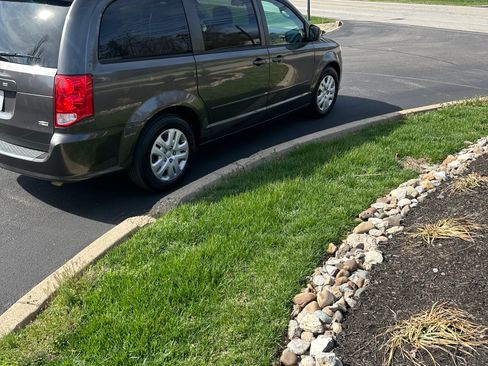 Used 2015 Dodge Grand Caravan SE image 12