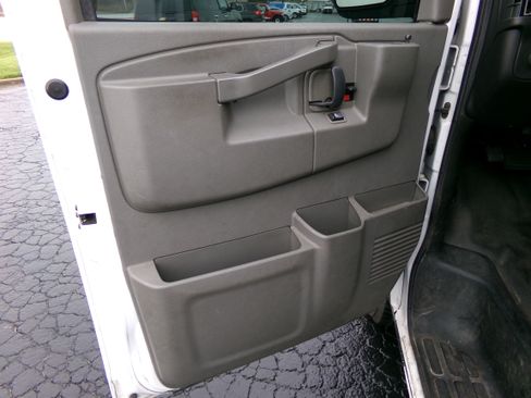 Used 2020 GMC Savana 3500 image 12