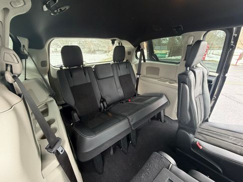 Used 2019 Dodge Grand Caravan SXT image 21