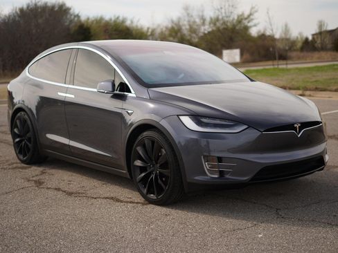 Used 2020 Tesla Model X image 2