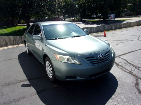 Used 2007 Toyota Camry LE Sedan FWD image 2