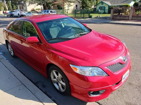 Used 2010 Toyota Camry SE image 1