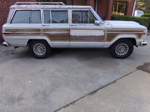 Used 1988 Jeep Grand Wagoneer image 2
