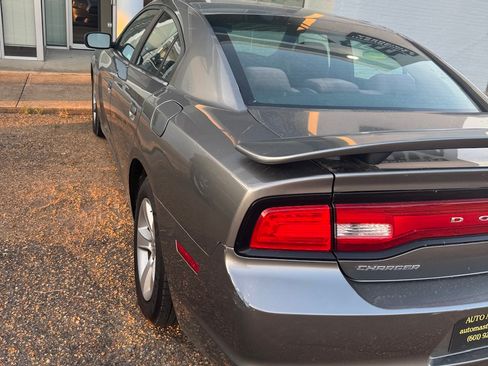 Used 2012 Dodge Charger SE RWD image 4