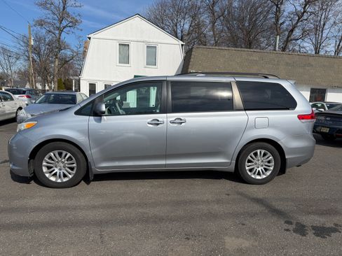 Used 2011 Toyota Sienna XLE image 26
