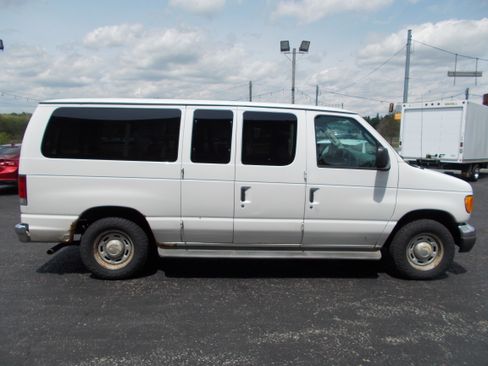 Used 2006 Ford E-150 and Econoline 150 Wagon RWD image 4
