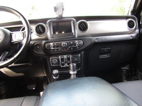 Used 2021 Jeep Gladiator Sport image 16