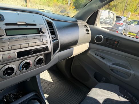 Used 2011 Toyota Tacoma PreRunner image 18