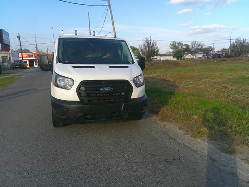 Used 2020 Ford Transit 150 XL image 5