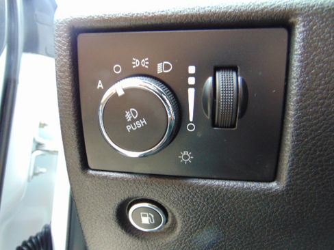 Used 2019 Jeep Grand Cherokee Altitude image 13