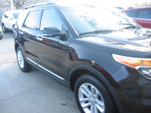 Used 2013 Ford Explorer XLT image 3