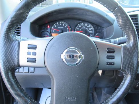 Used 2011 Nissan Frontier SV image 10