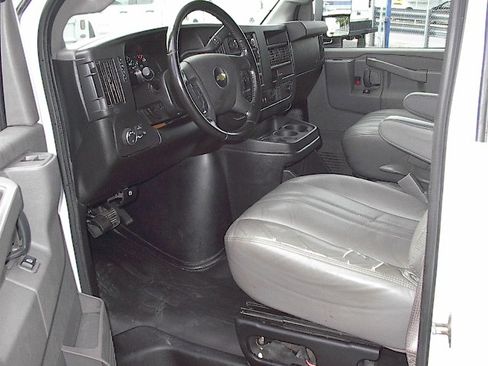 Used 2020 Chevrolet Express 3500 UNAVAIL RWD image 17