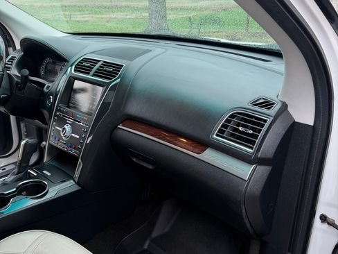 Used 2016 Ford Explorer Platinum image 18