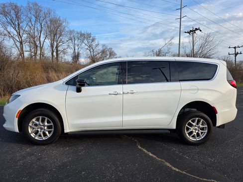 Used 2025 Chrysler Voyager LX image 10