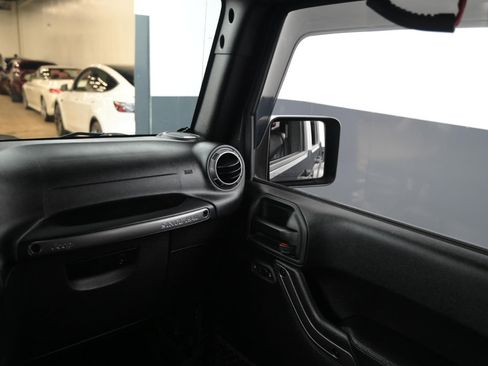 Used 2018 Jeep Wrangler Unlimited Sahara image 33