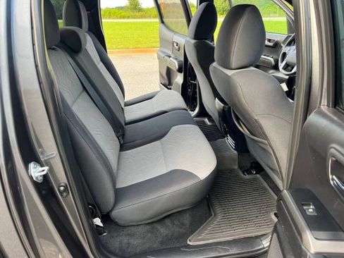 Used 2022 Toyota Tacoma TRD Off-Road image 16