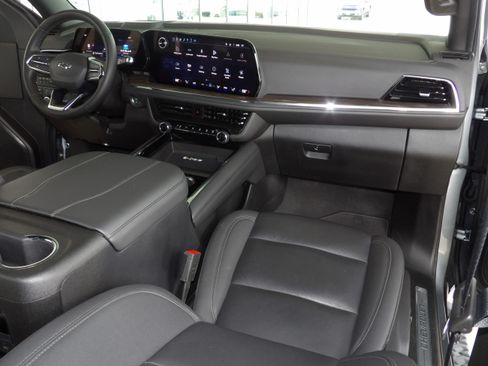 Used 2025 Chevrolet Suburban RST image 4