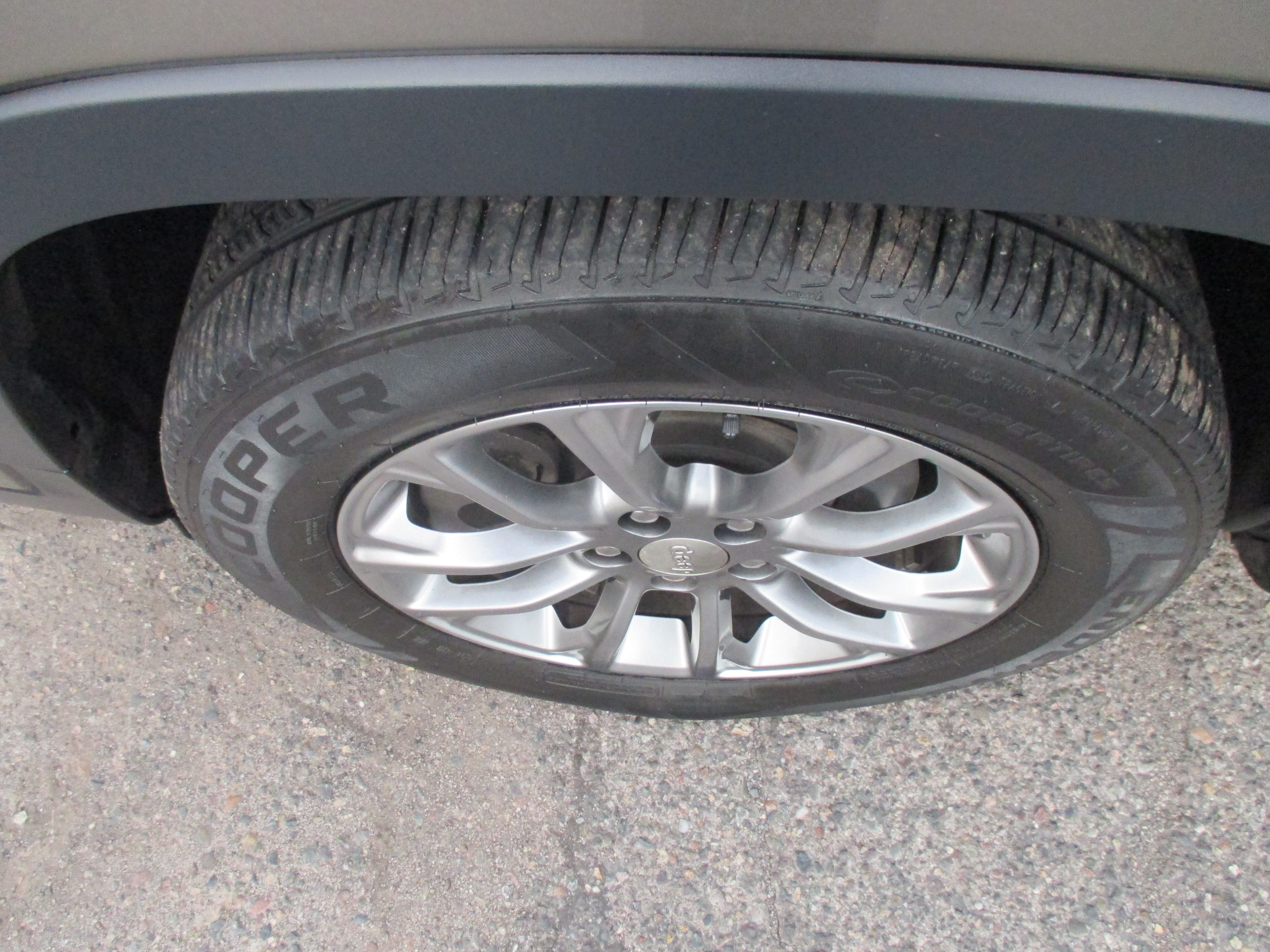 Used 2020 Jeep Cherokee Latitude Plus Sport Utility 4D FWD image 18