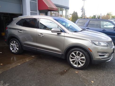 Used 2017 Lincoln MKC Select image 4