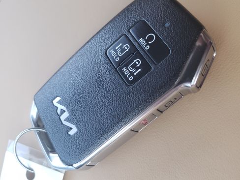 Used 2023 Kia Carnival LX image 27