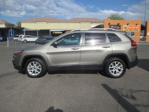 Used 2017 Jeep Cherokee Latitude Plus FWD image 1