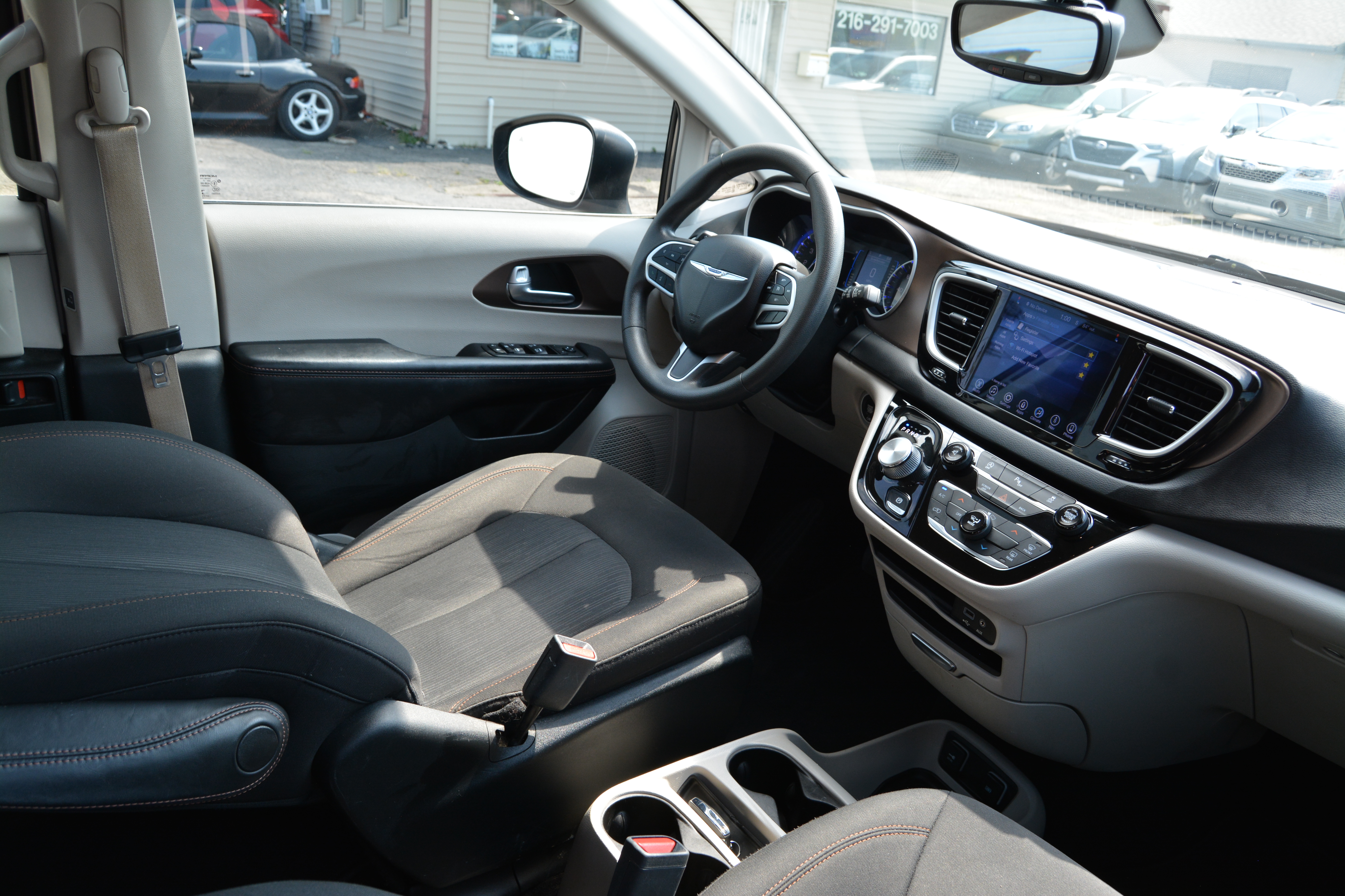 Used 2017 Chrysler Pacifica Touring FWD image 23