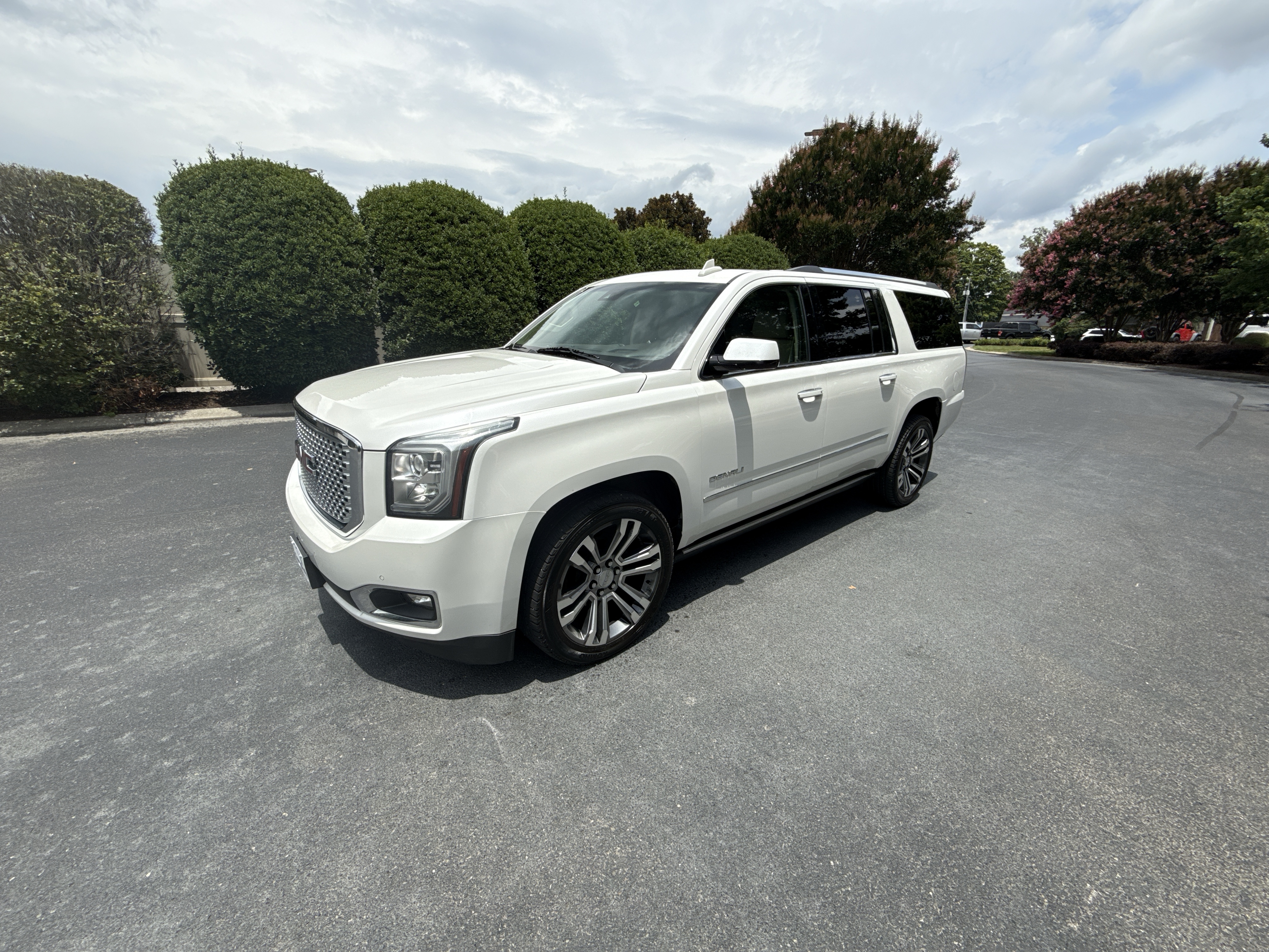 Used 2017 GMC Yukon XL 4WD Denali image 1