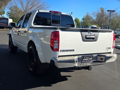Used 2016 Nissan Frontier SV image 11