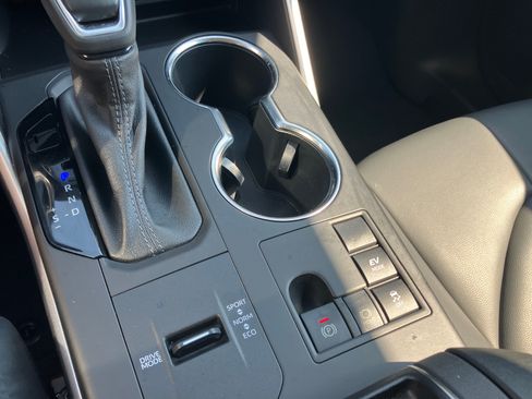 Used 2023 Toyota Highlander FWD XLE Hybrid image 6