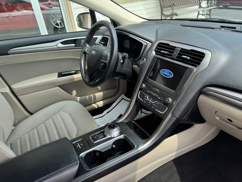 Used 2020 Ford Fusion SE FWD image 13