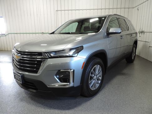 Used 2023 Chevrolet Traverse LT image 1