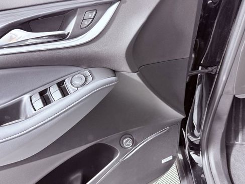 Used 2022 Buick Enclave Essence image 11