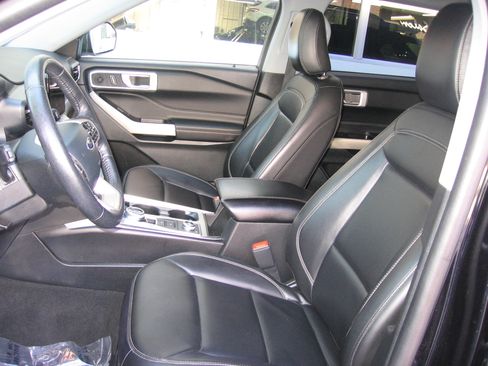 Used 2023 Ford Explorer XLT AWD/4WD image 6
