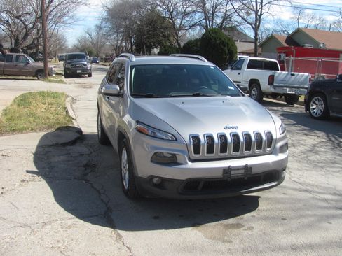 Used 2017 Jeep Cherokee Latitude image 2