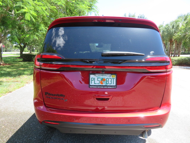 Used 2027 Chrysler Pacifica Select FWD image 15