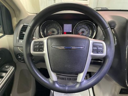 Used 2015 Chrysler Town & Country Touring-L FWD image 20