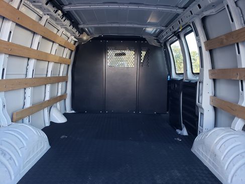 Used 2024 Chevrolet Express 2500 image 9