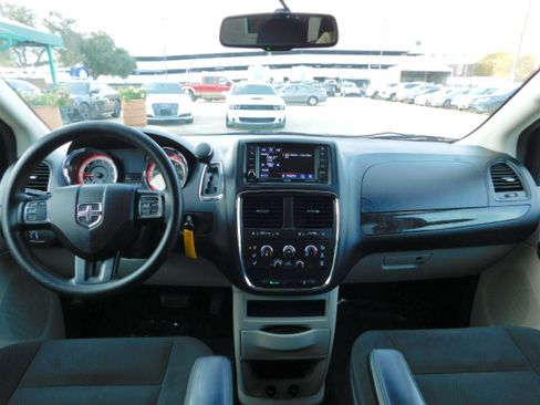 Used 2018 Dodge Grand Caravan SE image 11