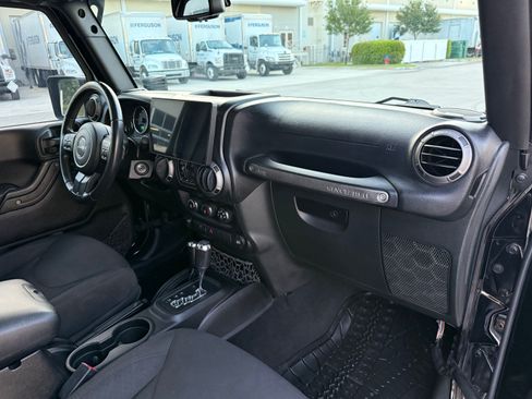 Used 2015 Jeep Wrangler 4WD Unlimited Sport image 16