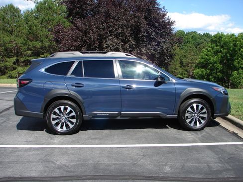 Used 2023 Subaru Outback Limited AWD/4WD image 11