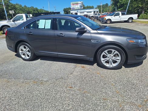 Used 2017 Ford Taurus SE image 1