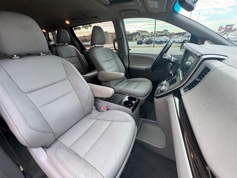Used 2015 Toyota Sienna image 17